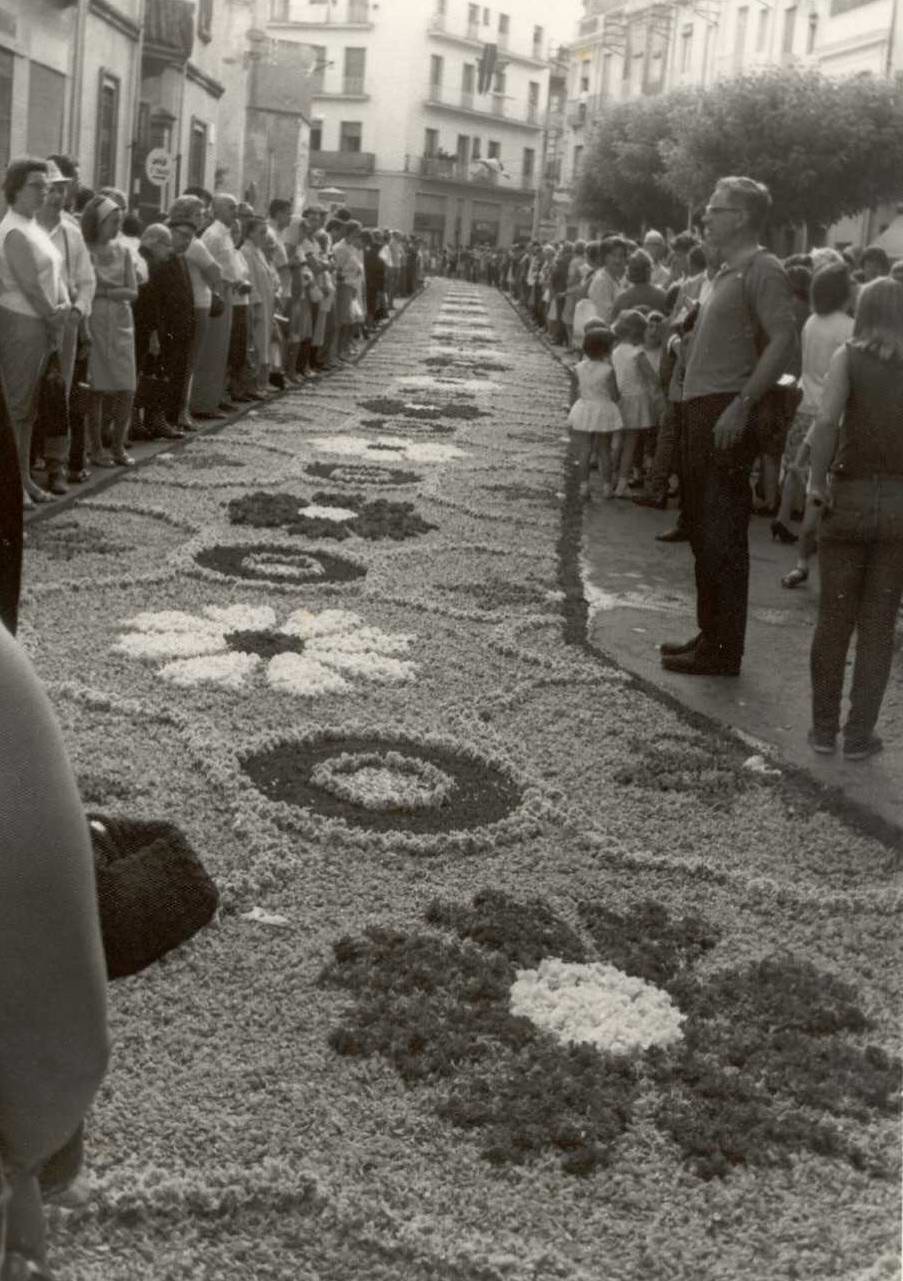 Vista de la placeta de Sant Joan engalanada amb una catifa de flors per al Corpus, 1966. AMSFG. Col·lecció Municipal d’Imatges (Autor desconegut)