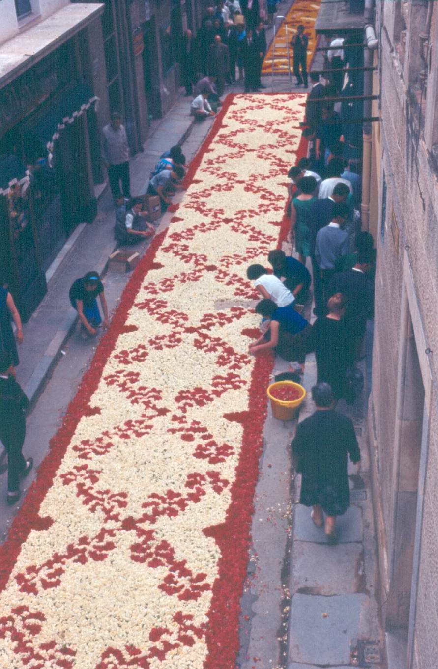 Catifa de Corpus al carrer de la Rutlla, 1962. AMSFG. Fons Pere Rigau (Autor: Pere Rigau)