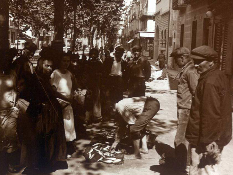 Detall del mercat del peix a l’actual rambla Vidal cap al 1930 AMSFG. Fons Francesc Llorens (Autor: Francesc Llorens)