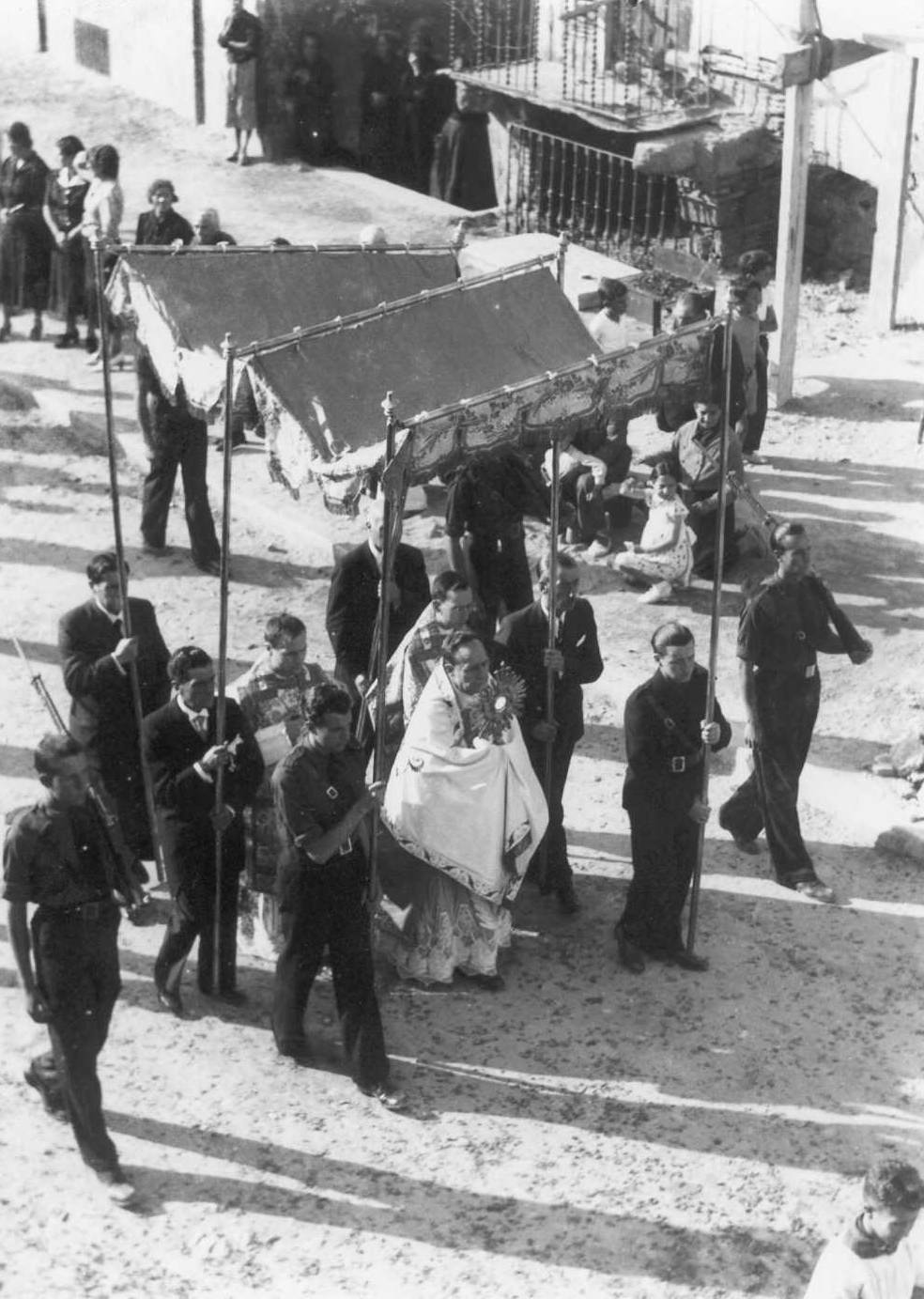 Primer Corpus després de la Guerra Civil, processó passant per l’avinguda Juli Garreta (davant del carrer Estret), 1939. AMSFG. Fons Pere Rigau (Autor: Pere Rigau)