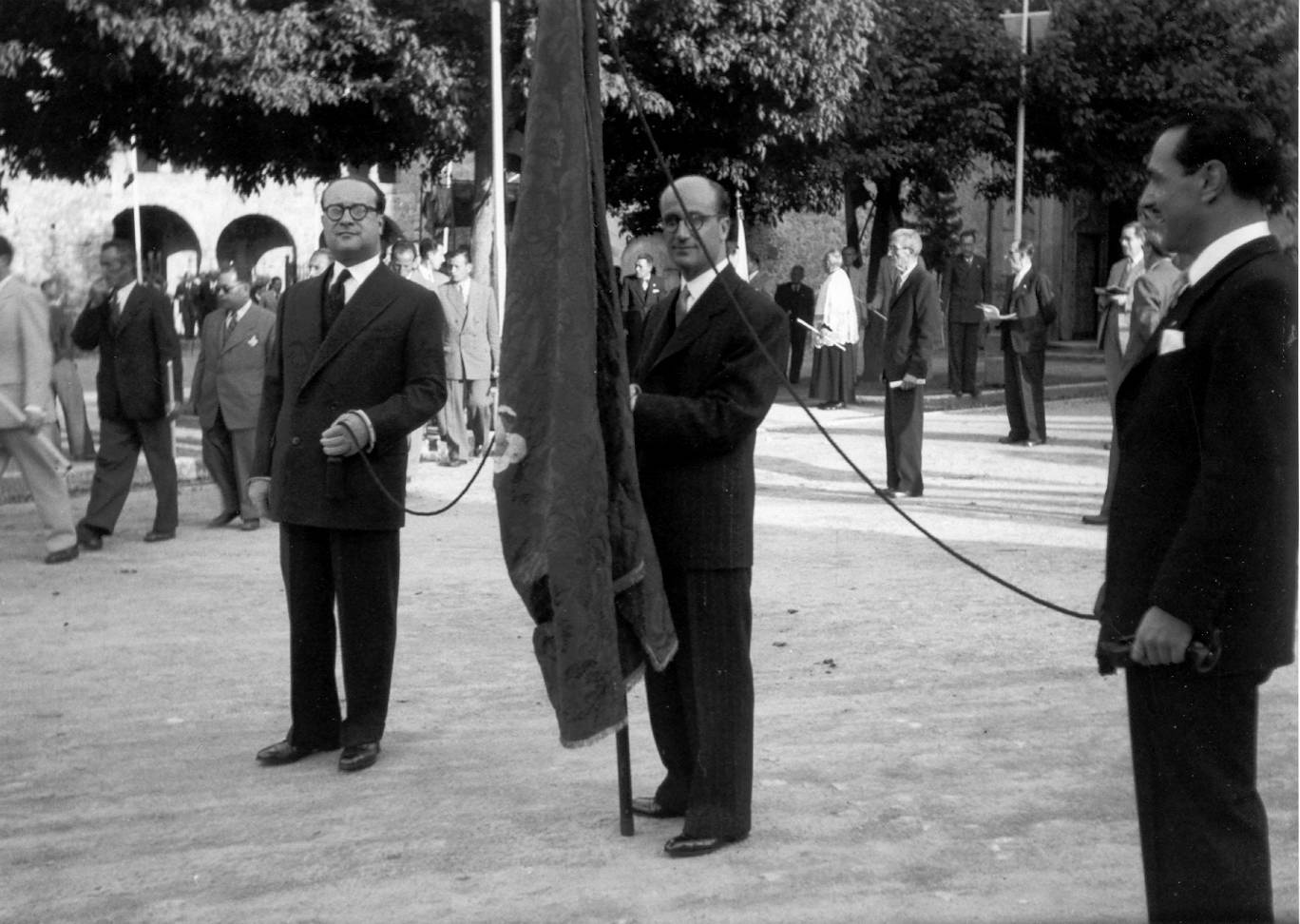 Retrat del pendonista i dels portadors de les cordes de la processó de Corpus de l’any 1955, aturats a la plaça del Monestir. AMSFG. Fons Pere Rigau (Autor: Pere Rigau)