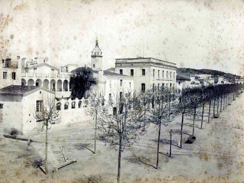 Passeig amb l’edifici de l’escola pública adjunt a l’Ajuntament, entre 1882 i 1889 AMSFG. Col·lecció Espuña-Ibáñez (Autor: Jaume Bertran)