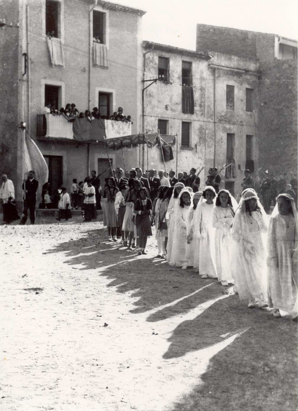 Nenes vestides de comunió creuen l’avinguda Juli Garreta durant la processó de Corpus, 1939. AMSFG. Fons Pere Rigau (Autor: Pere Rigau)