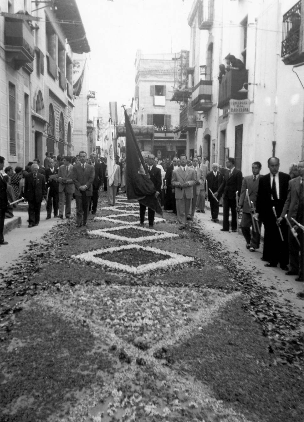 Nenes vestides de comunió creuen l’avinguda Juli Garreta durant la processó de Corpus, 1939. AMSFG. Fons Pere Rigau (Autor: Pere Rigau)