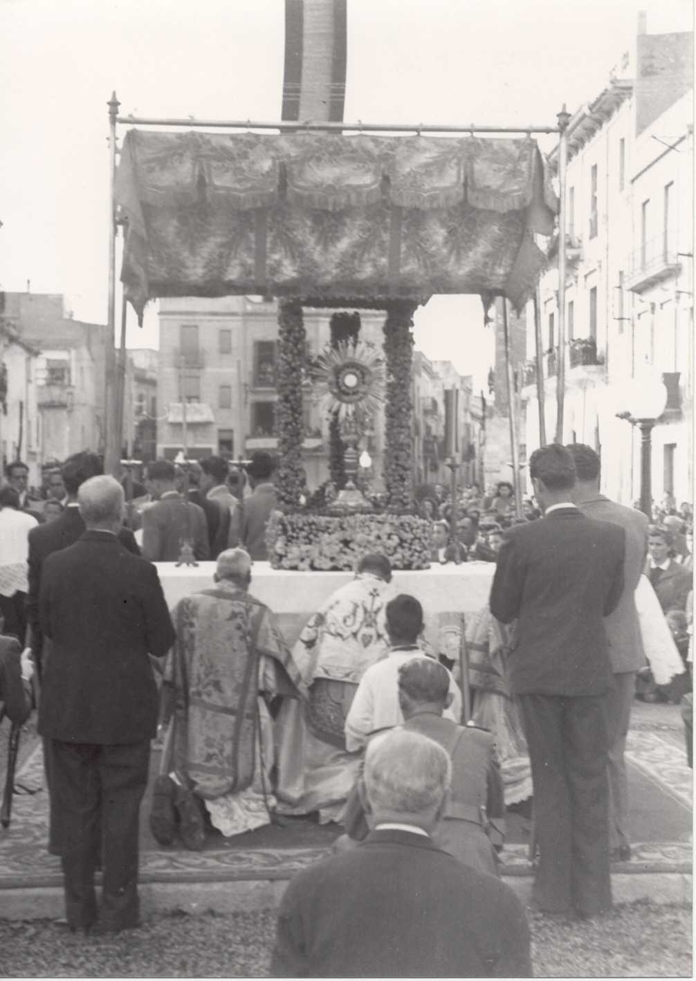 Cerimònia a l’altar de la rambla del Portalet, durant la processó de Corpus de l’any 1939. AMSFG. Fons Pere Rigau (Autor: Pere Rigau)