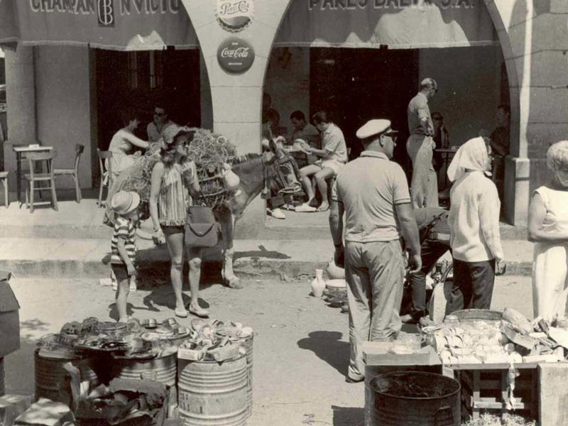 Turistes davant de Casa Pedro, antigament can Garjola, als anys 60 AMSFG. Col·lecció Municipal d’Imatges (Autor: desconegut).