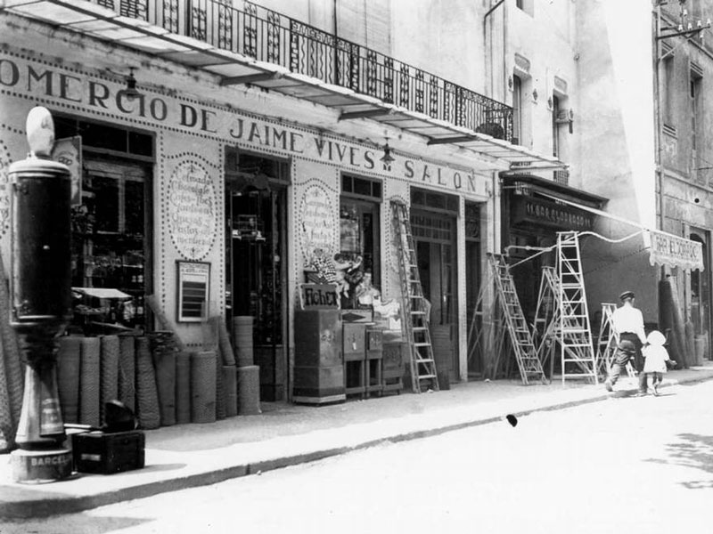 Casa Mapa, al xamfrà del carrer Anselm Clavé amb la rambla Vidal, als anys 20 AMSFG. Col·lecció Espuña-Ibáñez (Autor: desconegut).