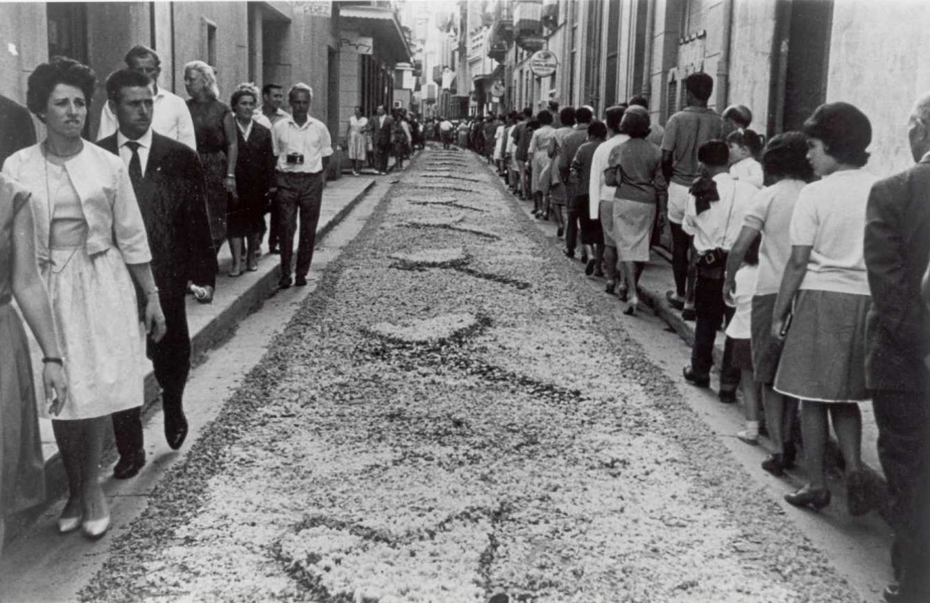 Catifa de flors del carrer de la Rutlla, per Corpus, als anys 60. AMSFG. Fons família Martí (Autor desconegut)