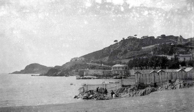 Banys de Sant Elm, en segon terme a l’esquerra els primers xalets de la urbanització, a la dreta el mirador dels jardins de can Malionis, residència de Pere Rius, 1926 AMSFG. Fons Família Martí (Lluís Martí)