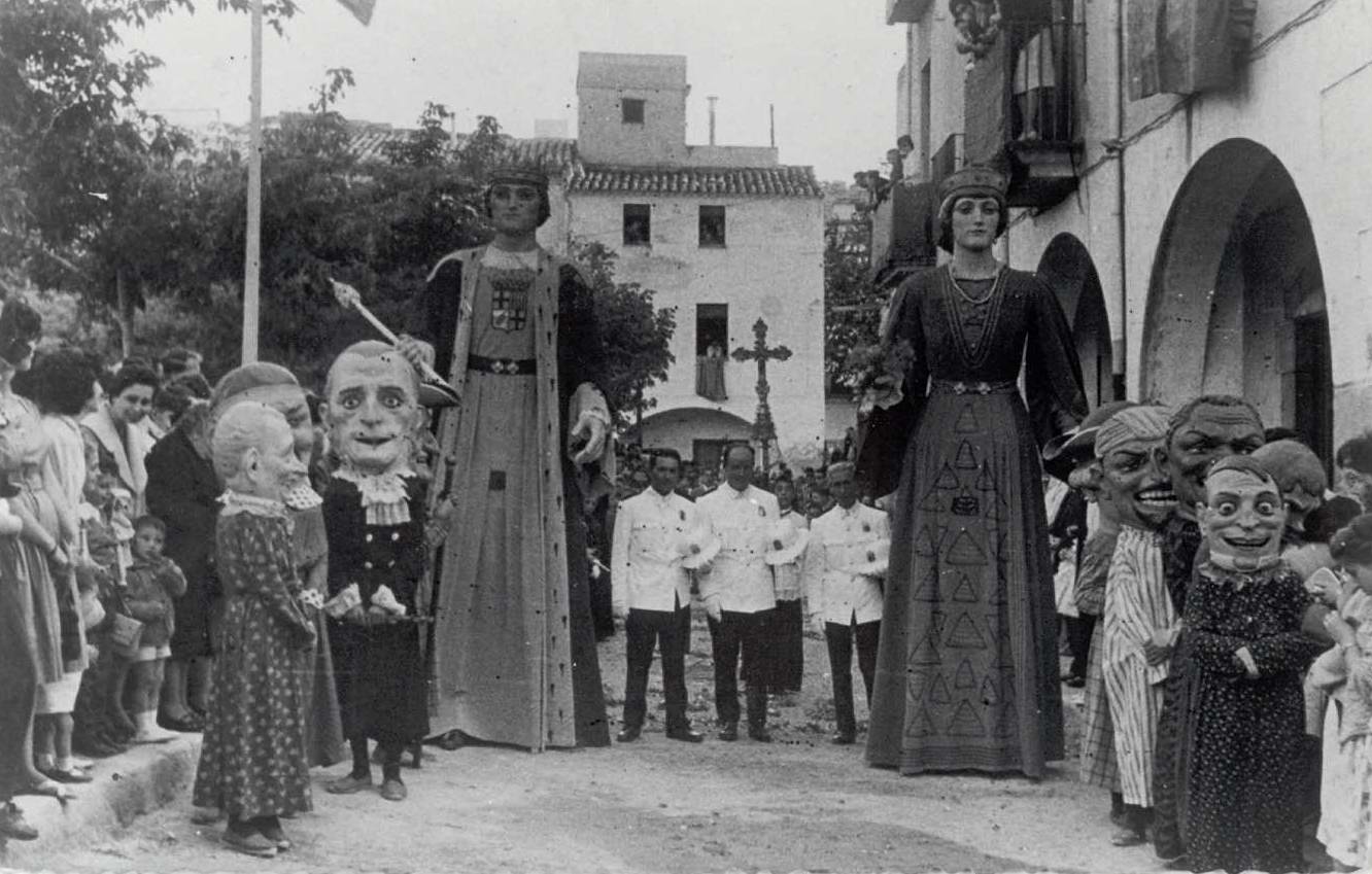 Gegants i capgrossos a la plaça del Mercat, als anys 60. AMSFG. Fons família Martí (Autor desconegut)