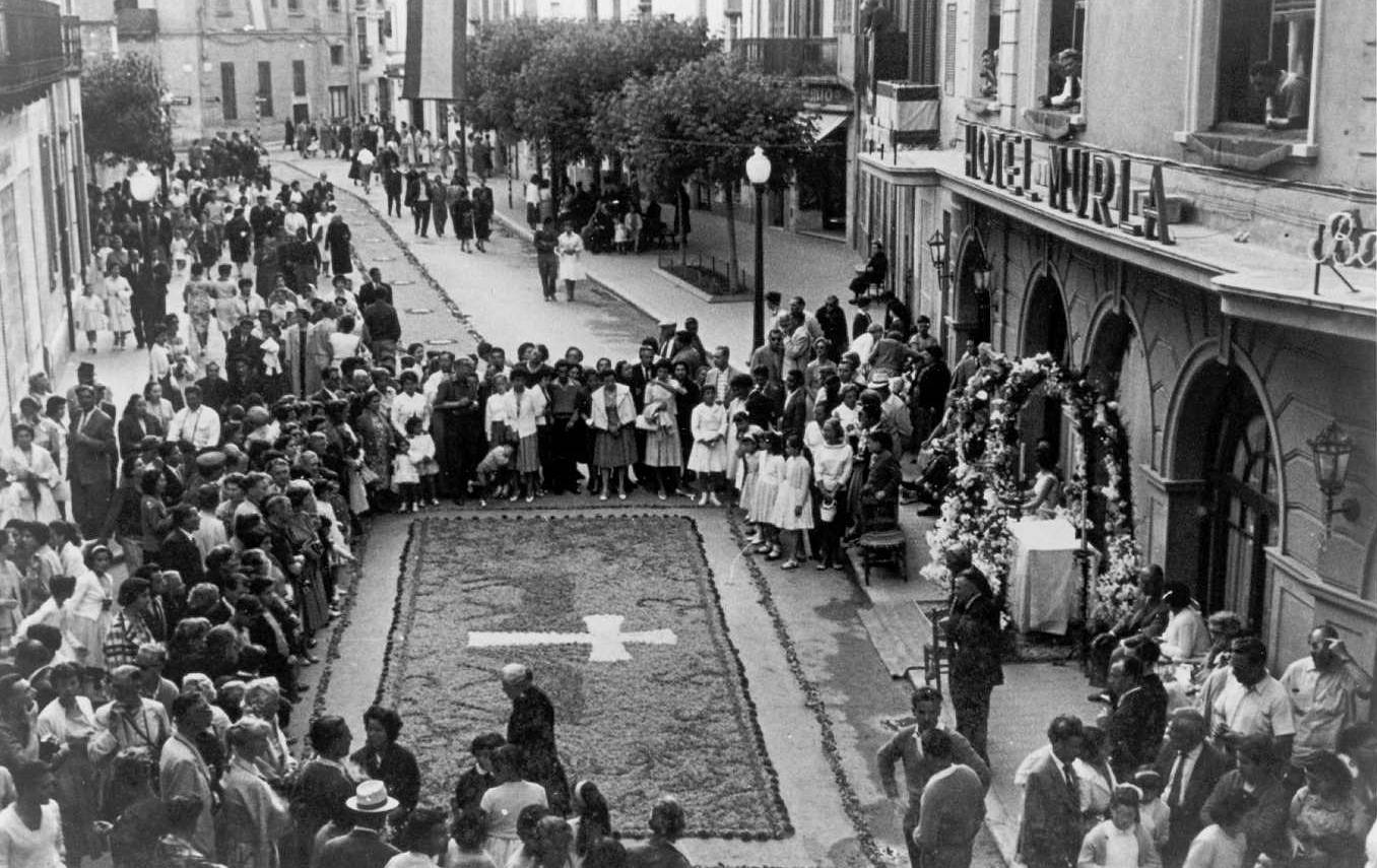 Catifa i altar preparats per Corpus per l’Hotel Murlà, a la placeta de Sant Joan, als anys 60. AMSFG. Fons família Martí (Autor desconegut)