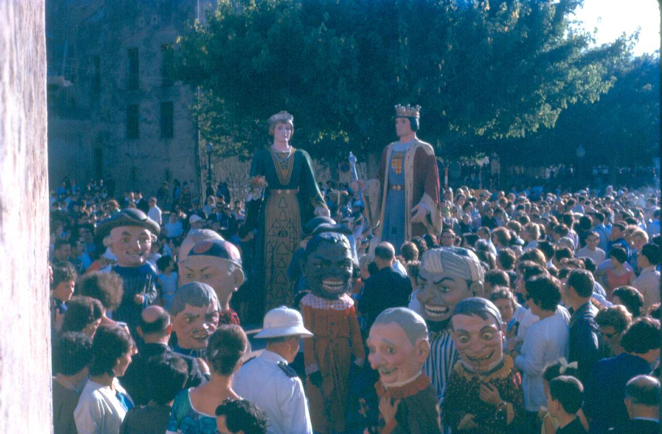 Catifa i altar preparats per Corpus per l’Hotel Murlà, a la placeta de Sant Joan, als anys 60. AMSFG. Fons família Martí (Autor desconegut)