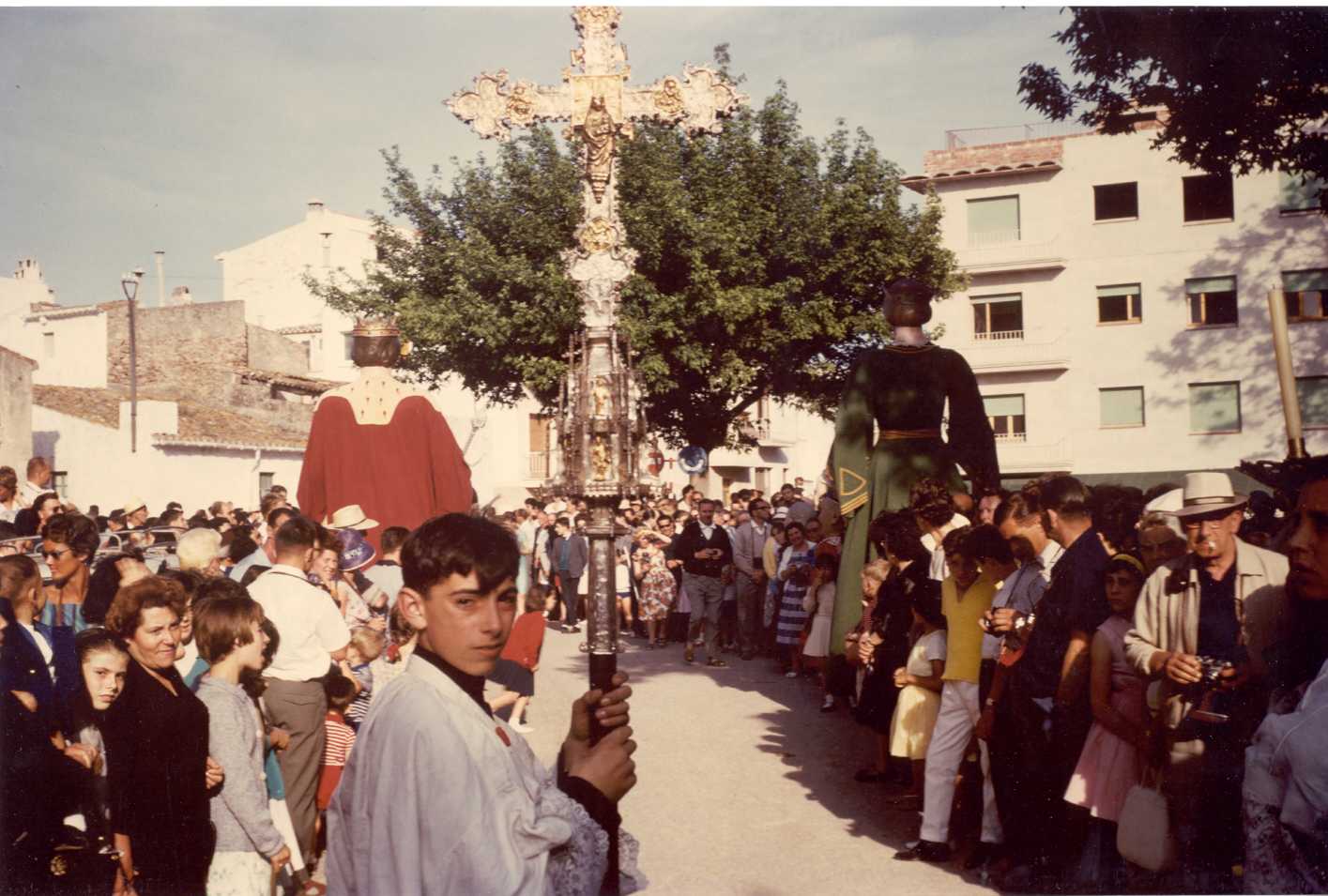 Escolà duent la vera creu durant la processó de Corpus de l’any 1962 a la plaça del Monestir. AMSFG. Fons Pere Rigau (Autor: Pere Rigau)