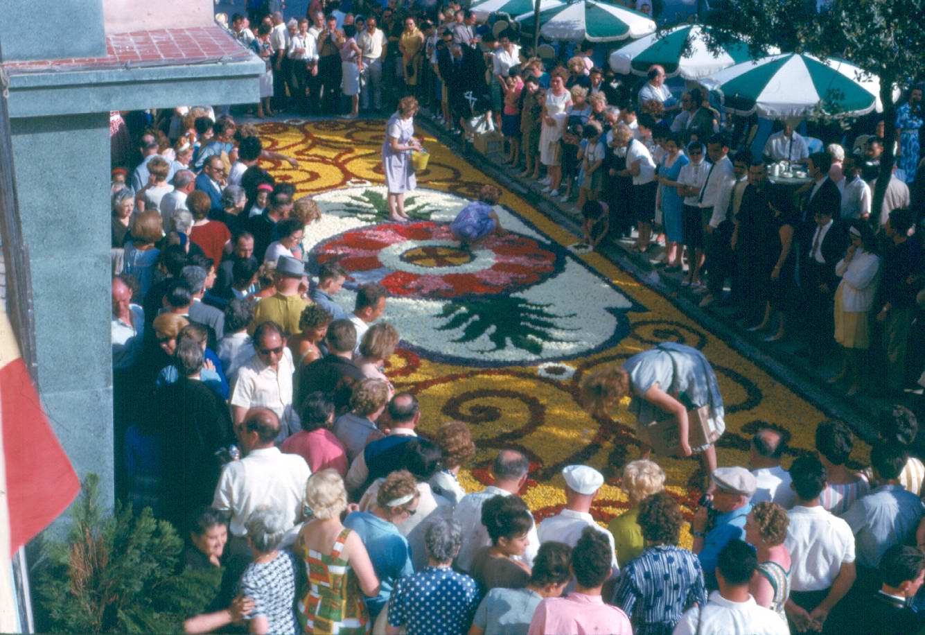 Catifa de flors a la rambla del Portalet, davant de l’Hotel les Noies, l’any 1962. AMSFG. Fons família Martí (Autor desconegut)