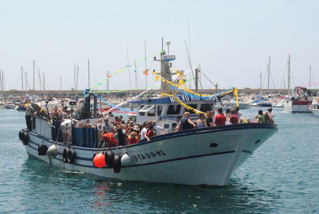 Barca engalanada encapçalant la processó de Sant Feliu de Guíxols, juliol del 2011 Procedència: Premsa (Autor:Mercè Pérez Espinar)