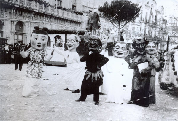 Comparsa de “cabesonts” desfilant al passeig per Carnaval, l’any 1935. AMSFG. Col·lecció Jaume Cervera (Autor: desconegut)