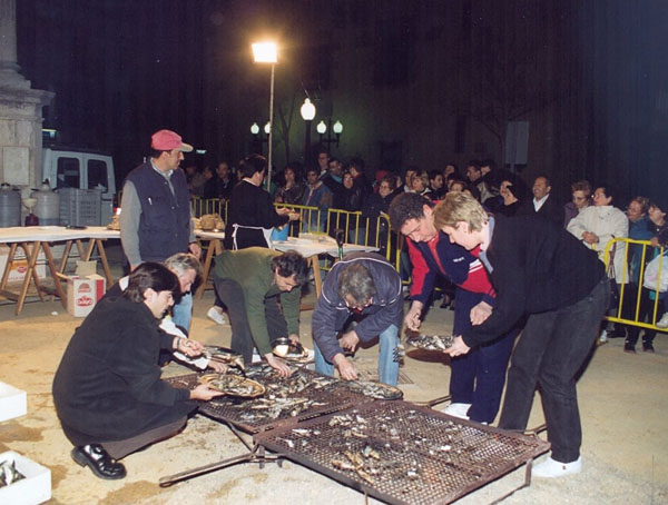 Sardinada del dimecres de Cendra de 1999. AMSFG. Col·lecció Municipal d’Imatges (Autor: Xavier Colomer-Ribot)