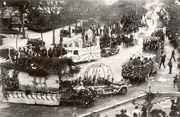 Vista general del passeig del Mar durant la rua de Carnaval de l’any 1934. AMSFG. Col·lecció Benet Julià (Autor: Fèlix Romaní)