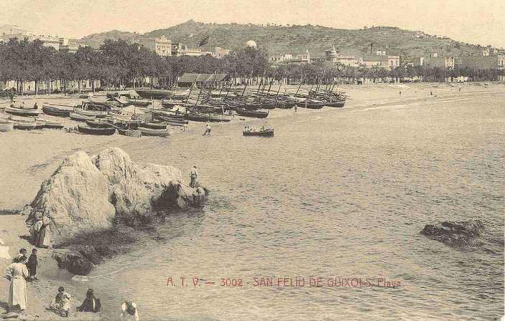 Vista de la platja amb la desembocadura de la riera del Monestir en primer terme, cap al 1910. Aquest fou l’indret on estaven instal·lades les drassanes del segle XIII. AMSFG.Col·lecció Municipal d’Imatges (Àngel Toldrà).