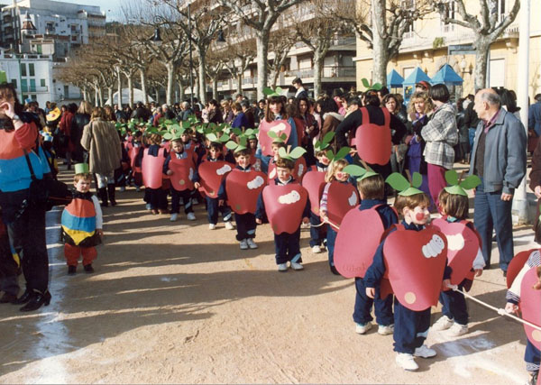 Cercavila infantil del matí del dijous gras al passeig del Mar. Carnaval dels anys 90. AMSFG. Col·lecció Municipal d’Imatges (Autor: desconegut)