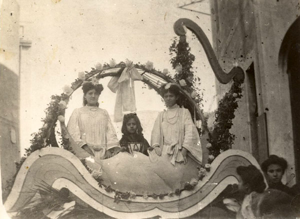 Noies disfressades en una carrossa durant un Carnaval cap als volts del 1900. AMSFG. Col·lecció Espuña-Ibáñez (Autor: desconegut)