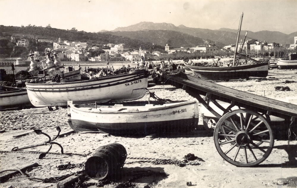 AMSFG. Fons Ajuntament de Sant Feliu de Guíxols. Autor: Desconegut. Barques de pesca a la sorra de la platja de Sant Feliu (1958 – 1965).