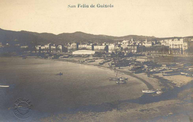 Vista general de la platja amb l’envelat de Festa Major al centre, cap al 1915 AMSFG. Col·lecció Municipal d’Imatges (Autor: Josep Manetes)