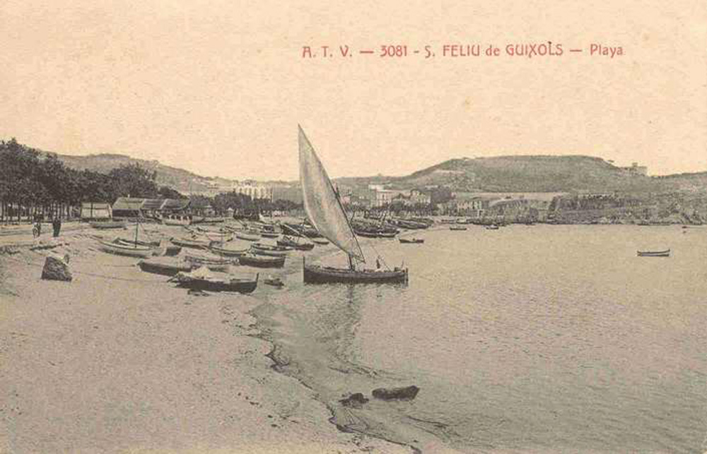 Platja des de Garbí, a principis del segle XX. Al centre de la imatge el cobert de les drassanes, davant de la rambla Vidal. AMSFG. Col·lecció Municipal d’Imatges (Àngel Toldrà).