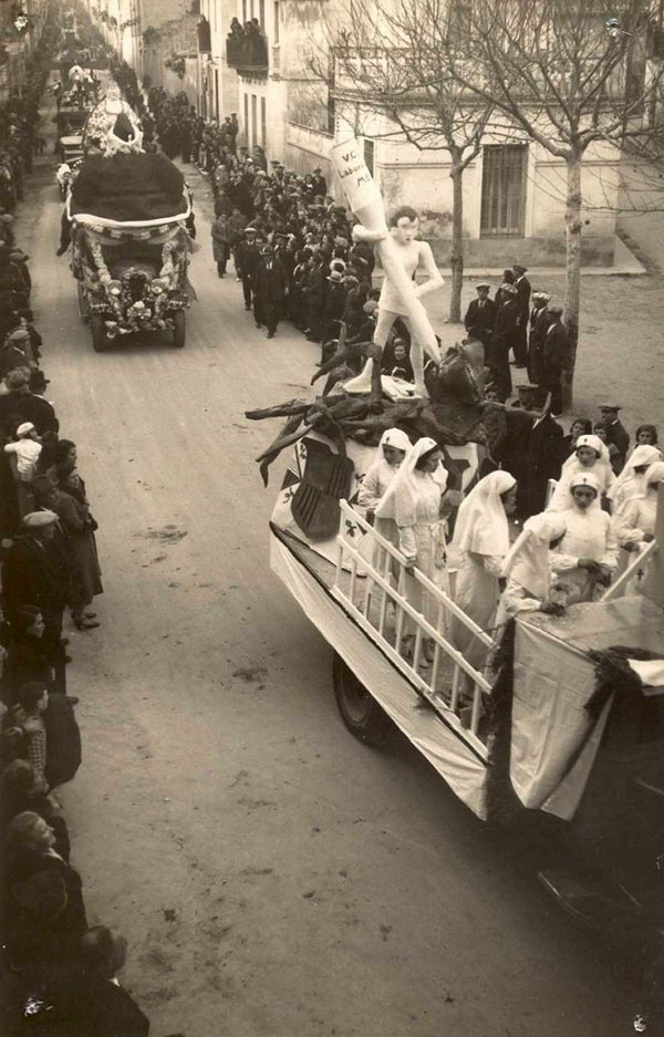 Rua de Carnaval de l’any 1934 baixant per la carretera de Girona. AMSFG. Col·lecció Espuña-Ibáñez (Autor: Fèlix Romaní)