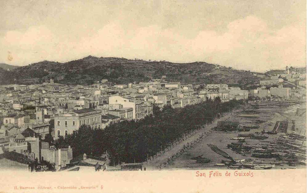 Platja i passeig del Mar cap al 1900. La drassana reial s’instal·là entre la riera del Monestir, a l’extrem de Garbí de la platja, i la riera del Portalet, que desembocava davant de l’actual rambla del Portalet. Al centre de la imatge hi ha el cobert de la drassana que encara existia durant el segle XIX i que se situava davant de la rambla Vidal. AMSFG. Col·lecció Municipal d’Imatges (H. Barroso).