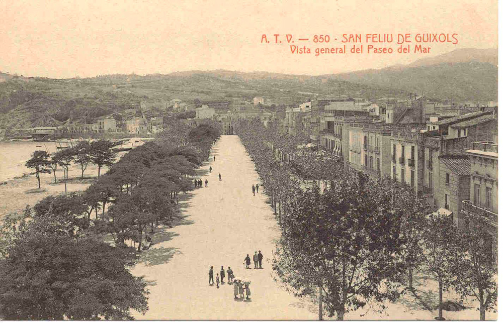 Vista general del passeig del Mar durant el primer terç del segle XX. El parc de la drassana reial del segle XVIII abastava la platja entre la riera del Monestir i la riera del Portalet així com l’actual passeig del Mar, aleshores inexistent. AMSFG. Col·lecció Municipal d’Imatges (Àngel Toldrà).