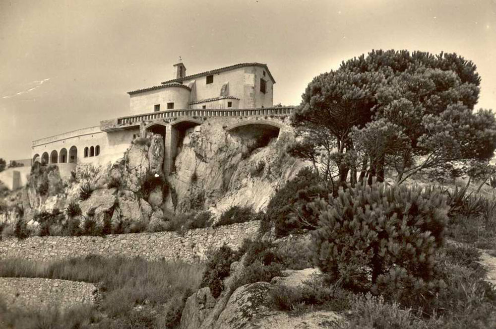 Vista de l’ermita de Sant Elm cap al 1960. AMSFG. Col·lecció Pere Rius i Calvet (Meli).