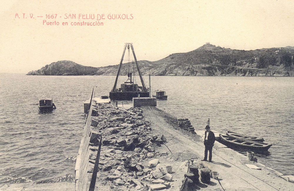 Construcció del port de Sant Feliu. Inici d eles obres de l’escullera (1904 – 1908). AMSFG. Fons Ajuntament de Sant Feliu de Guíxols. Autor: Desconegut.