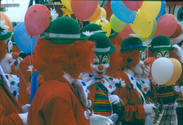 Colla de pallassos per Carnaval, l’any 1987 AMSFG. Col·lecció Municipal d’Imatges (Autor: Quim Bigas)