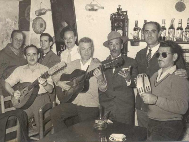 Josep Albertí amb la colla de cantaires de cal Canari l’any 1958. AMSFG. Fons Josep Albertí Corominas (autor desconegut).