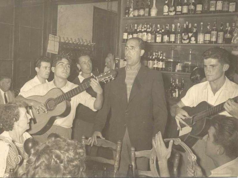Josep Albertí cantant a can Saura cap al 1960 AMSFG. Fons Josep Albertí Corominas (autor desconegut).