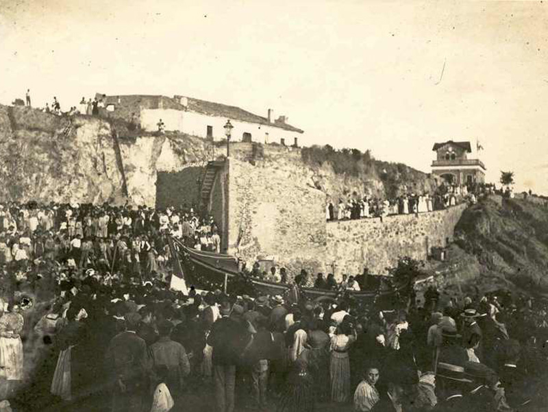 Bateig del bot Miquel Bohera per al salvament de nàufrags, el 23 d’agost del 1898. AMSFG. Col·lecció Espuña-Ibáñez. (Autor desconegut).