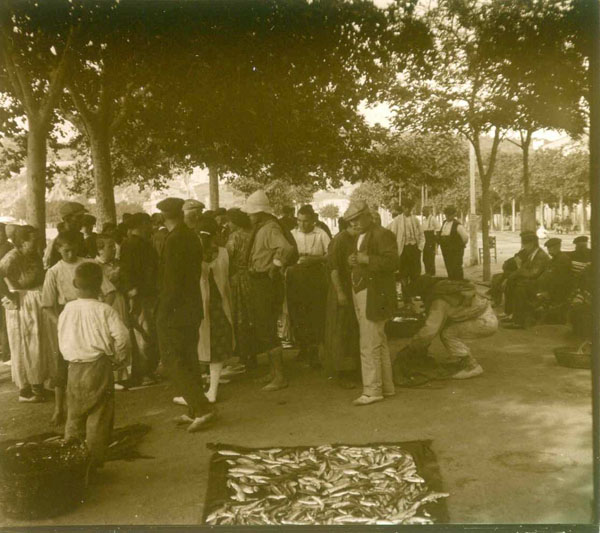 Encantant el peix al passeig de Sant Feliu de Guíxols cap al 1930 AMSFG. Fons Francesc Llorens (Autor: Francesc Llorens)