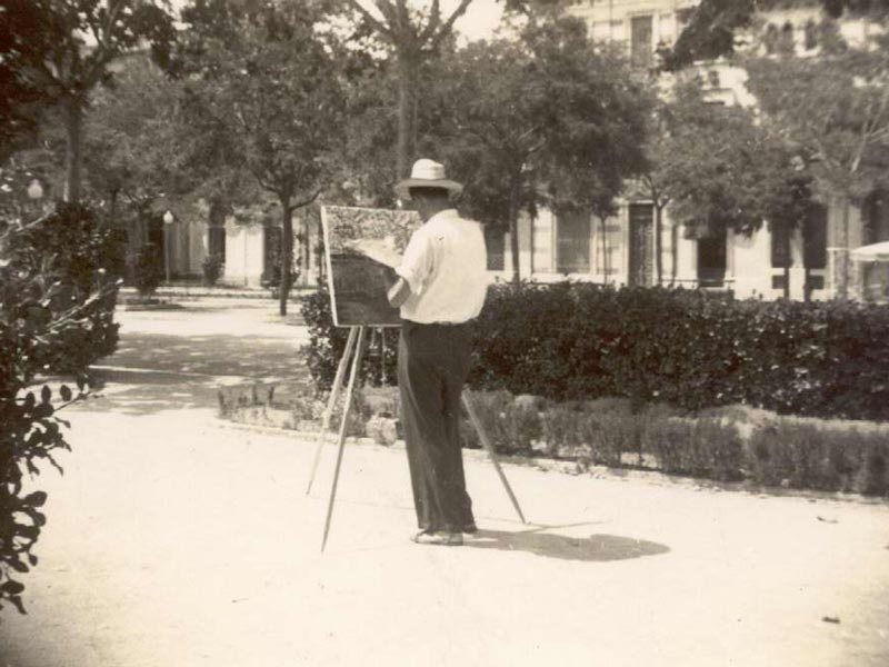 Josep Albertí pintant als Jardins Municipals als anys 50 AMSFG. Fons Josep Albertí Corominas (autor desconegut)