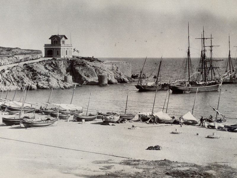 AMSFG. Fons Santiago Güitó. Autor: Desconegut. La platja dels pescadors, amb el Salvament al fons i diversos velers fondejats a la badia (1889 – 1900).