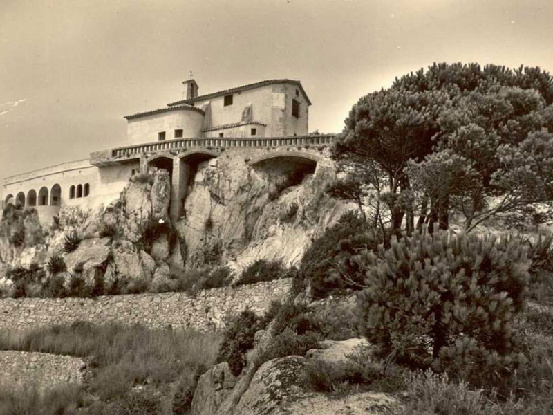 Vista de l’ermita de Sant Elm cap al 1960. AMSFG. Col·lecció Pere Rius i Calvet (Meli).