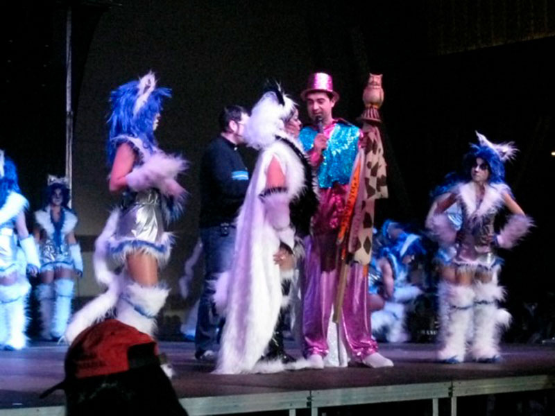 Lliurament de la vara amb el mussol a la reina del Carnaval, març del 2011 Procedència: Premsa de l’Ajuntament de Sant Feliu de Guíxols (Autor: Pere Carreras)