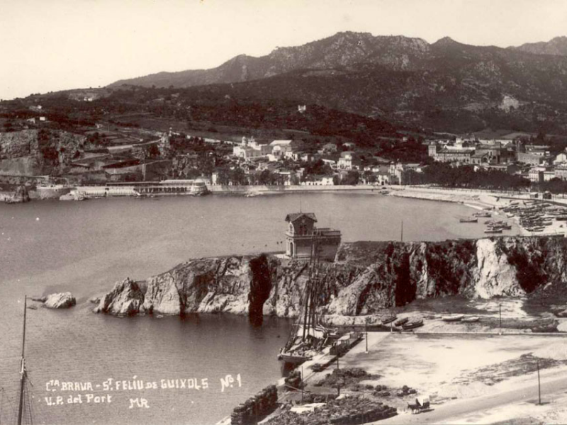 Vista de la punta dels Guíxols des del moll del port comercial, on antigament hi havia la platja de Calassanç, cap al 1930 AMSFG. Col·lecció Espuña-Ibáñea (Autor: Ricard Mur)