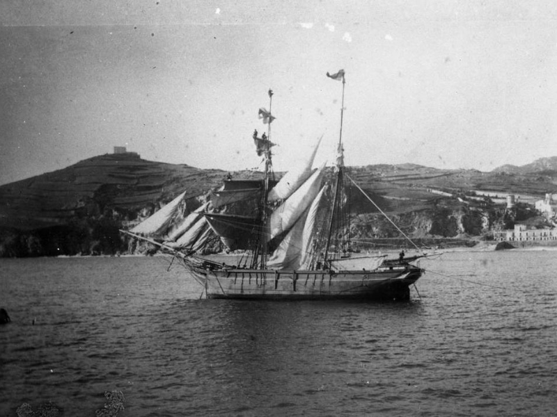 Bergantí goleta fondejat a la badia de Sant Feliu de Guíxols fent els preparatius per salpar, darrer terç del segle XIX. AMSFG. Col·lecció Espuña-Ibáñez (Autor desconegut)