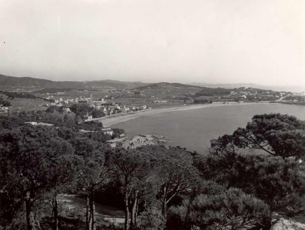 Vista de la platja i el paratge de Sant Pol des de la Volta de l’Ametller, als anys 60 AMSFG. Col·lecció Municipal d’Imatges (Autor desconegut)