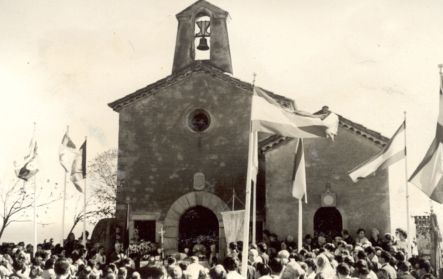 Vista general de Sant Elm plena de gent oïnt missa durant l’Aplec del Bonviatge als anys 60 AMSFG. Fons Enric Figueras (Autor: desconegut)