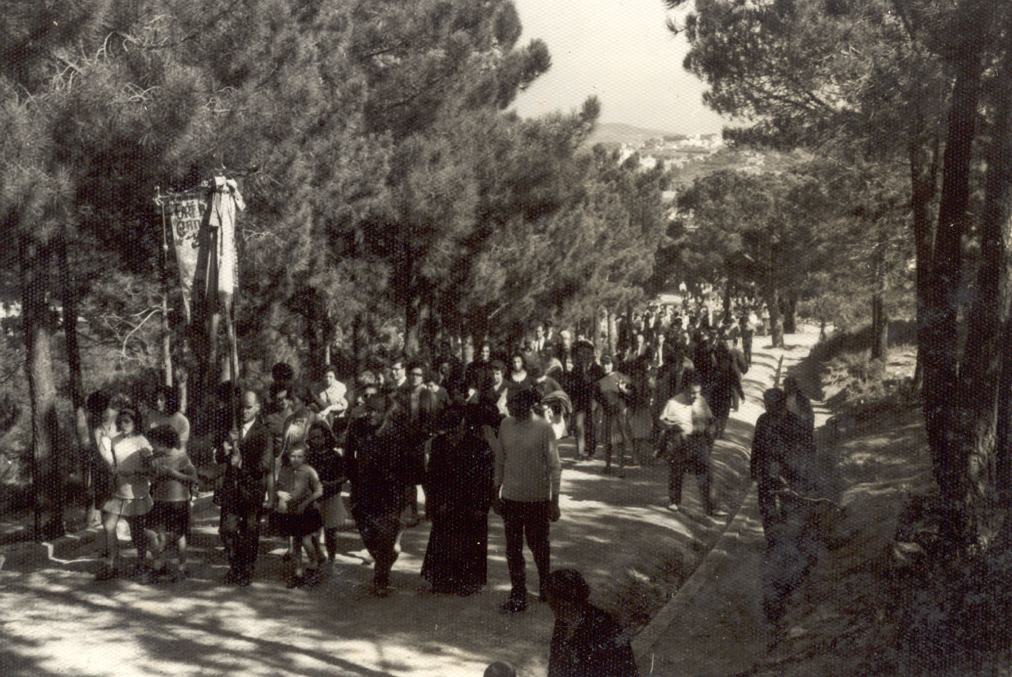 Processó durant l’Aplec de la Verge del Bonviatge pujant a Sant Elm a finals dels 60. AMSFG. Fons Enric Figueras (Autor: Enric Figueras)