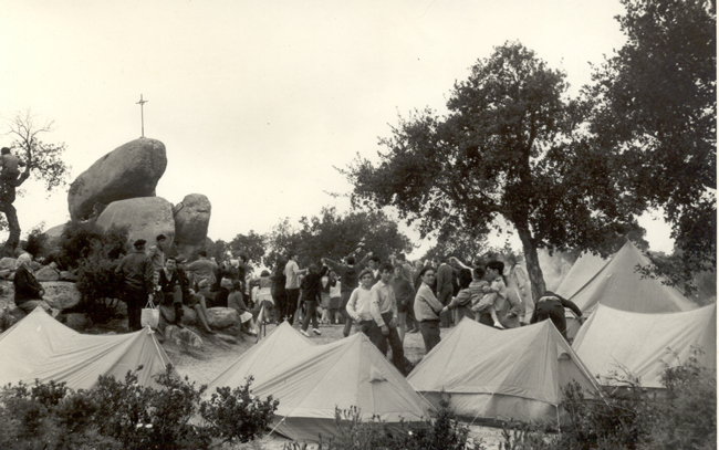 Acampada durant l’Aplec de Pedralta als anys setanta AMSFG. Fons Enric Figueras Ribas (Autor desconegut)