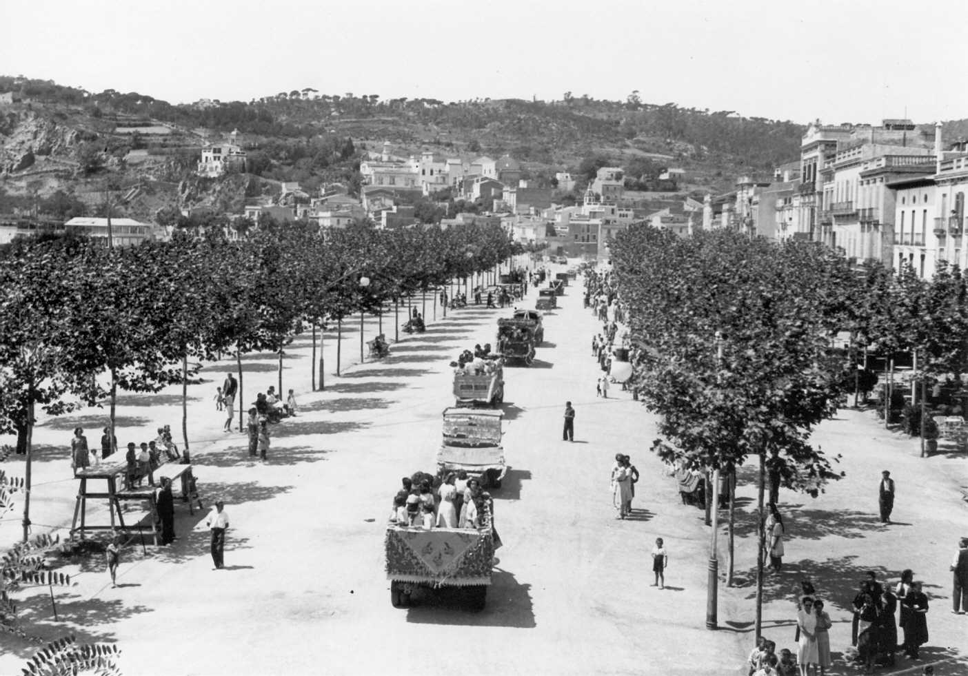 Desfilada al passeig del Mar per Sant Cristòfol als anys 40 AMSFG. Fons Pere Rigau (autor Pere Rigau)