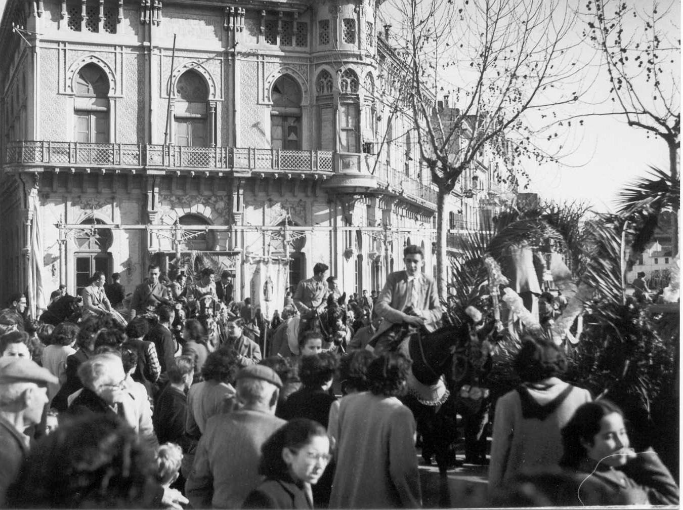 Concentració davant del Casino dels Nois, 1940. AMSFG. Fons Pere Rigau (Autor Pere Rigau)